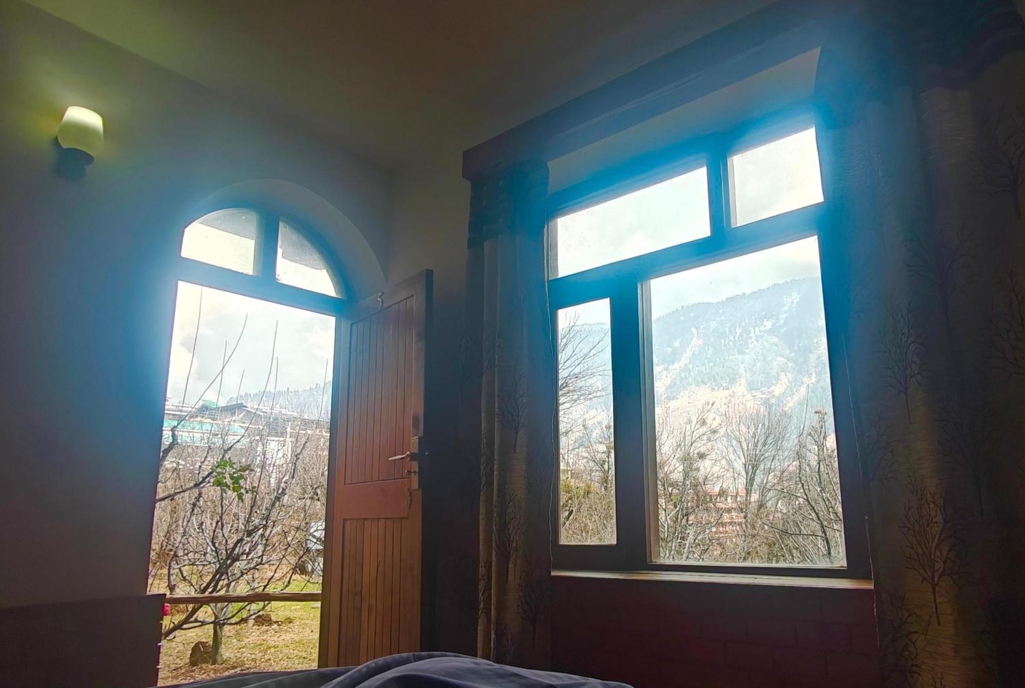 Basecamp Manali Hostel Room photo