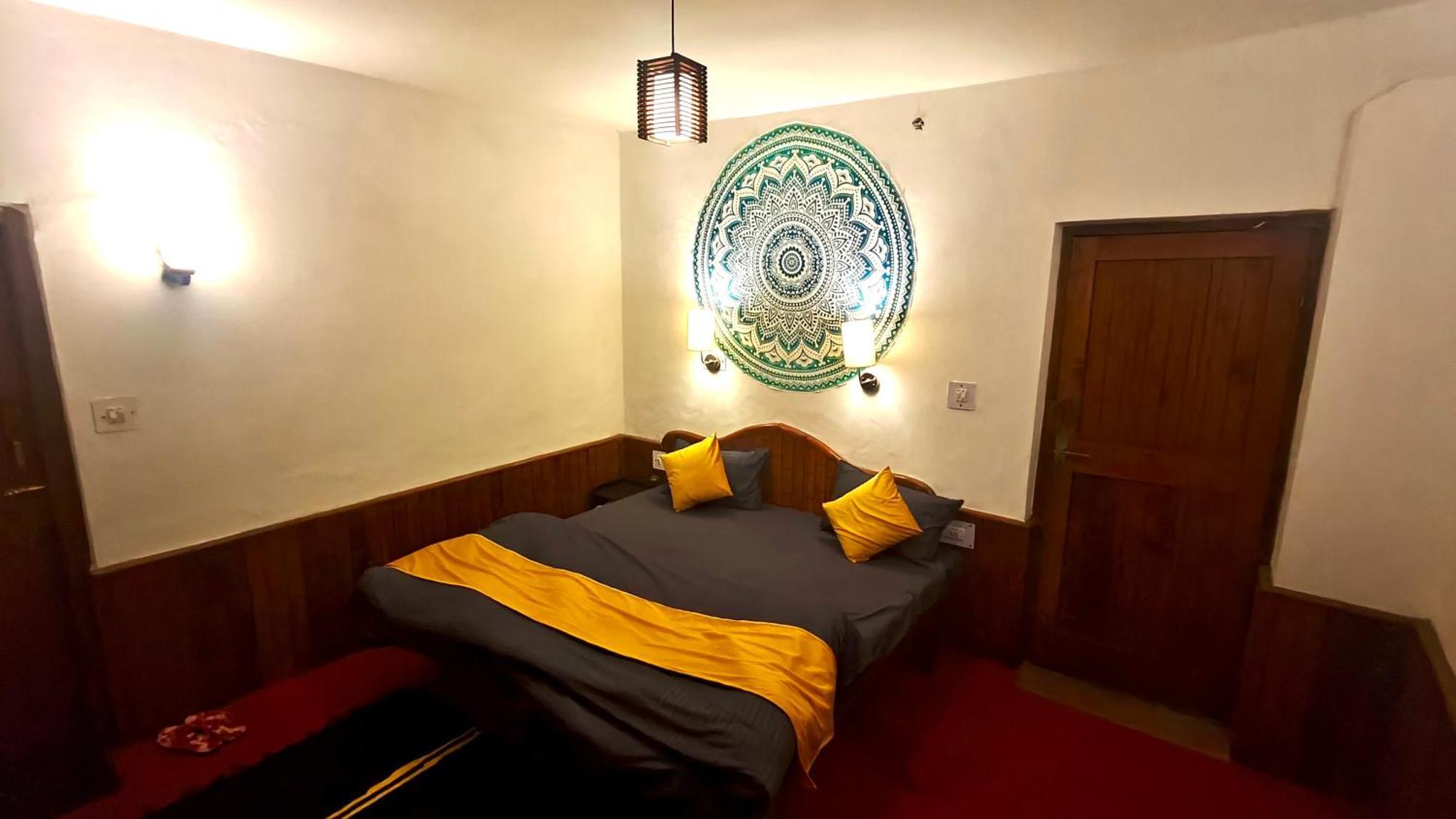 Basecamp Manali Hostel Room photo