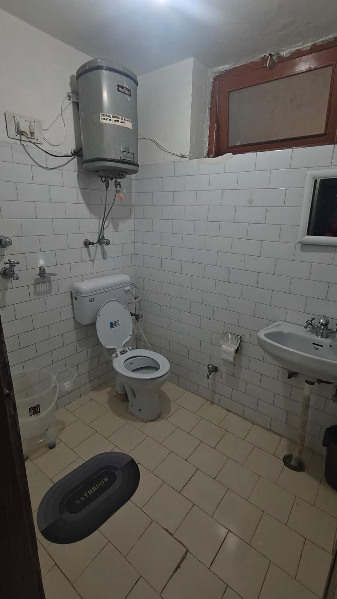 Basecamp Manali Hostel Room photo