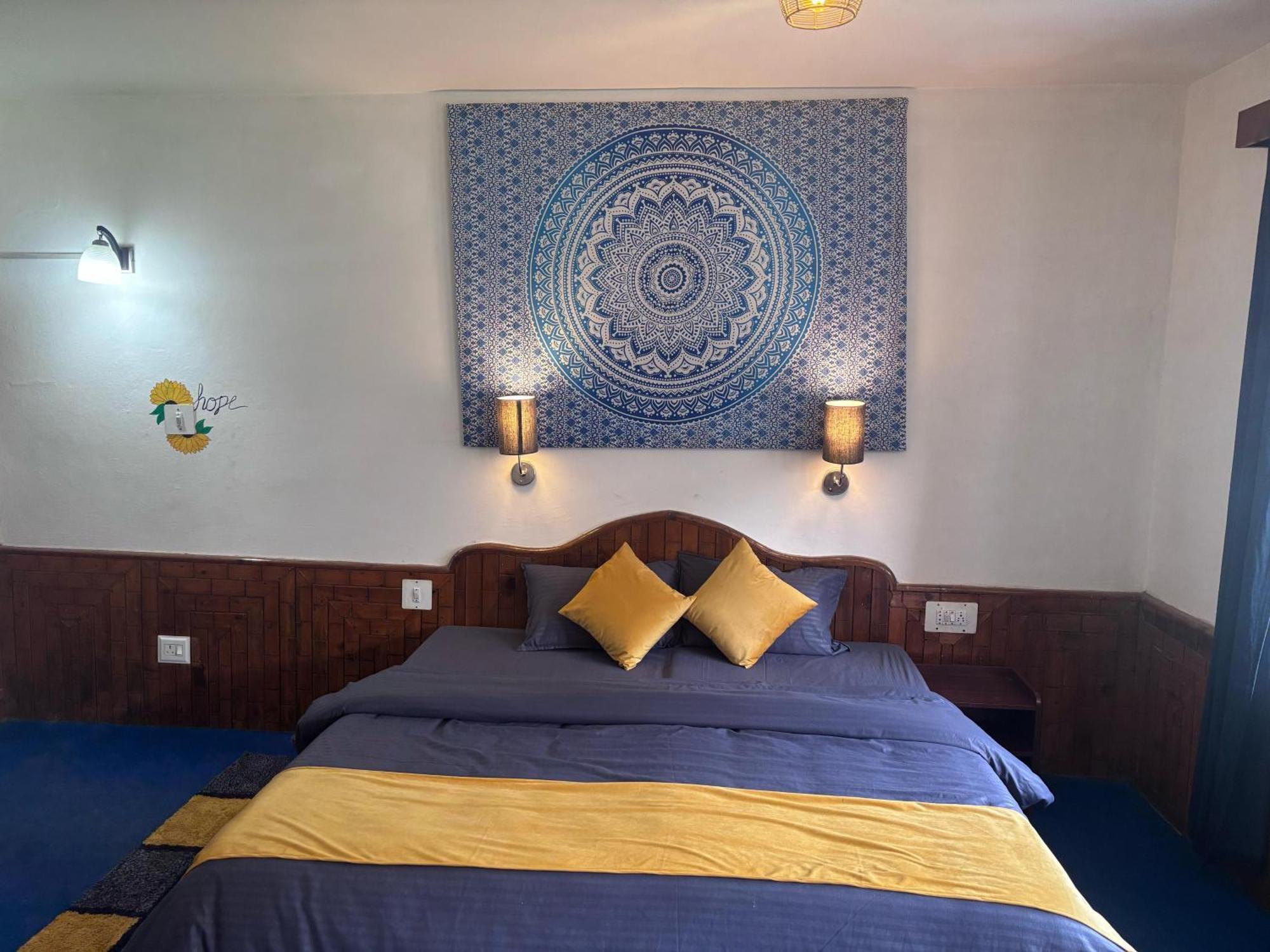 Basecamp Manali Hostel Room photo